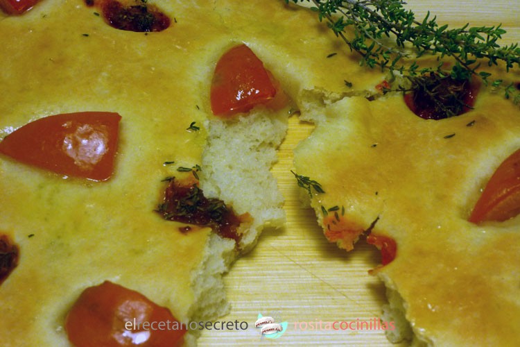 Focaccia de tomate, sambal oelek y tomillo