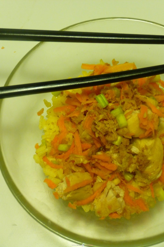 ensalada oriental de arroz y pollo con crujiente