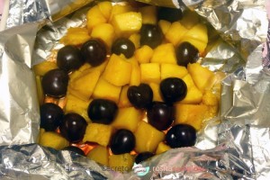 Mango y cerezas en papillotte