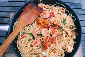 Espagueti con gambones y tomate fresco